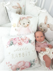 Бортик в кроватку из подушечек Зайка Принцесса ( Little Rabbit ) в белом дамаске Бортик в кроватку из подушечек Зайка Принцесса ( Little Rabbit ) в белом дамаске